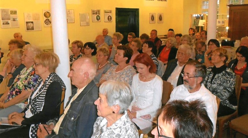 Bild: Besucher eines Vortrages im Humboldtschloss in Auleben