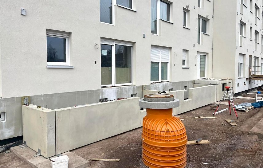 Bild: Aktuell werden am Wohnblock in der Dr. Robert-Koch-Stra&szlig;e Balkone gestellt.