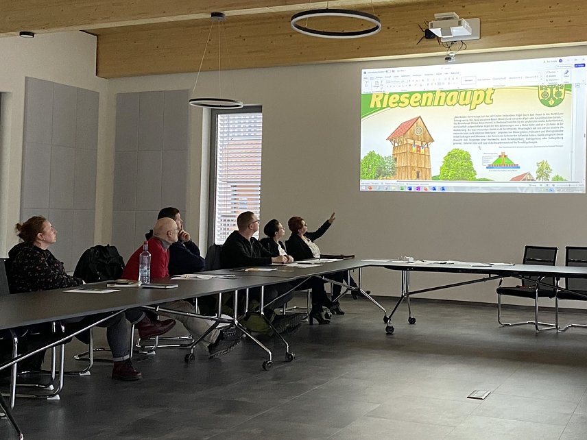 Bild: Pr&auml;sentation der Riesenhaupt-Tafeln