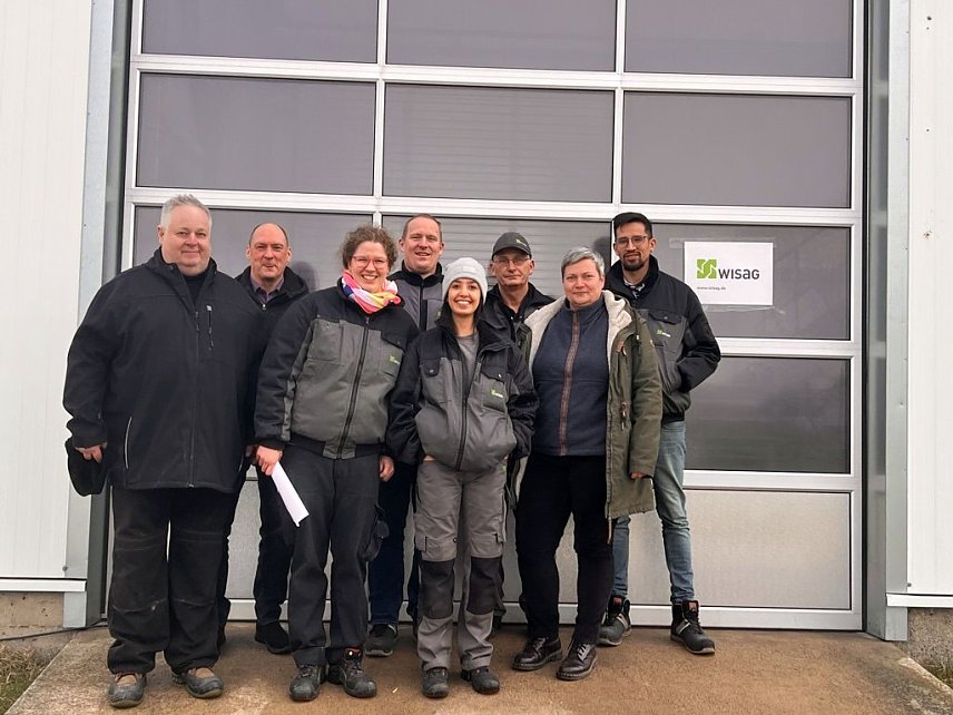 Bild: Stephan Diecke (Elektriker), Lilly Kroll (Auszubildende Elektronikerin), Jihane Kaab (Auszubildende Elektronikerin), Peggy Dapringhausen (Fachbereichsleiterin Techn. Reinigung)  Hinten von links nach rechts: Thorsten Graetz (Regionalleiter), Tony B&ouml;hm (Fachbereichsleiter Elektro / Ausbilder), Thomas Sch&ouml;nau (Elektriker / Ausbilder), Anthony Tran Huu ( stellv. Fachbereichsleiter Elektro)
