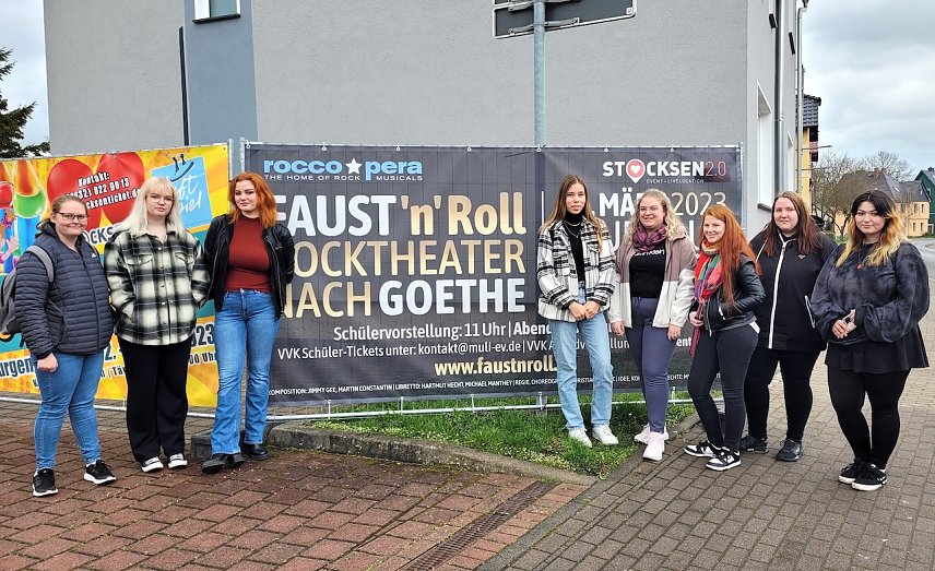 Bild: pro vita Sch&uuml;ler besuchen Rocktheater in Sondershausen