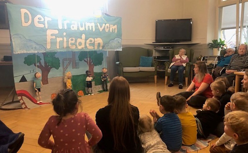 Bild: Puppenspiel im Tal des Schlosses in Gr&uuml;ningen
