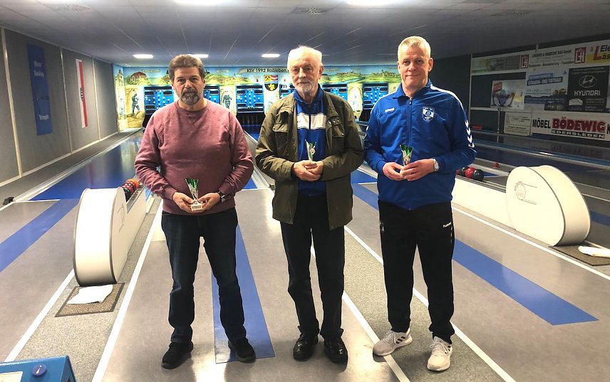 Bild: Die Kreismeister der Senioren A-C v.l.n.r.: Kl.-D.Arnold (B,Ro&szlig;leben) - Gerhard Gerold (C,Artern) u. Steffen Bertram (A,Ro&szlig;leben), mspG Knut Herzau.