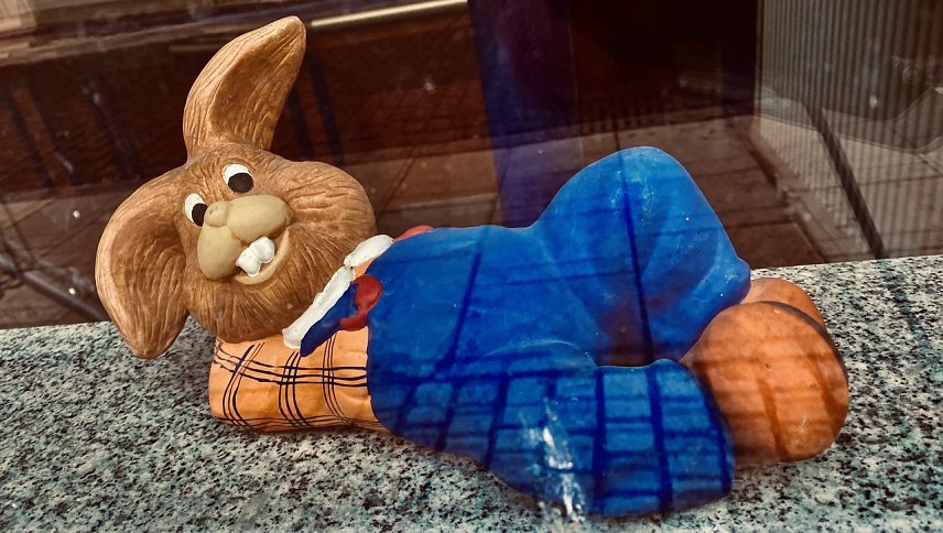 Bild: Hat es sich in unserer Osterwahrnehmung sch&ouml;n bequem gemacht: Meister Lampe