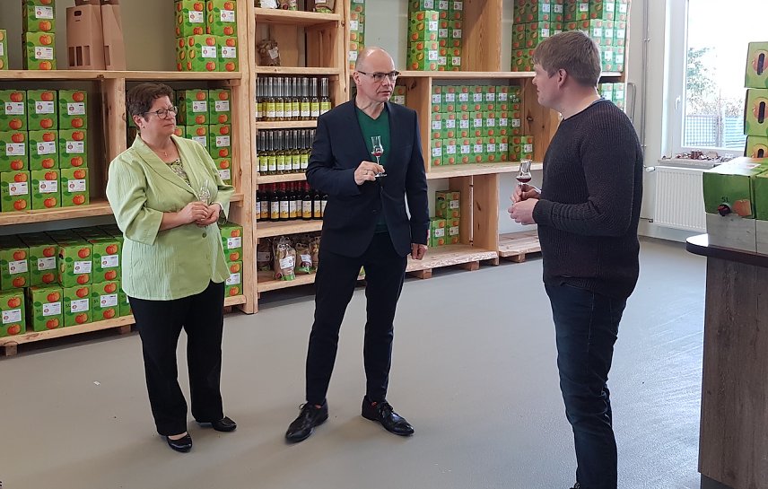 Bild: Staatssekret&auml;r Torsten Weil (Mitte) zu Besuch in der Saftkelterei Donndorf in der Hohen Schrecke