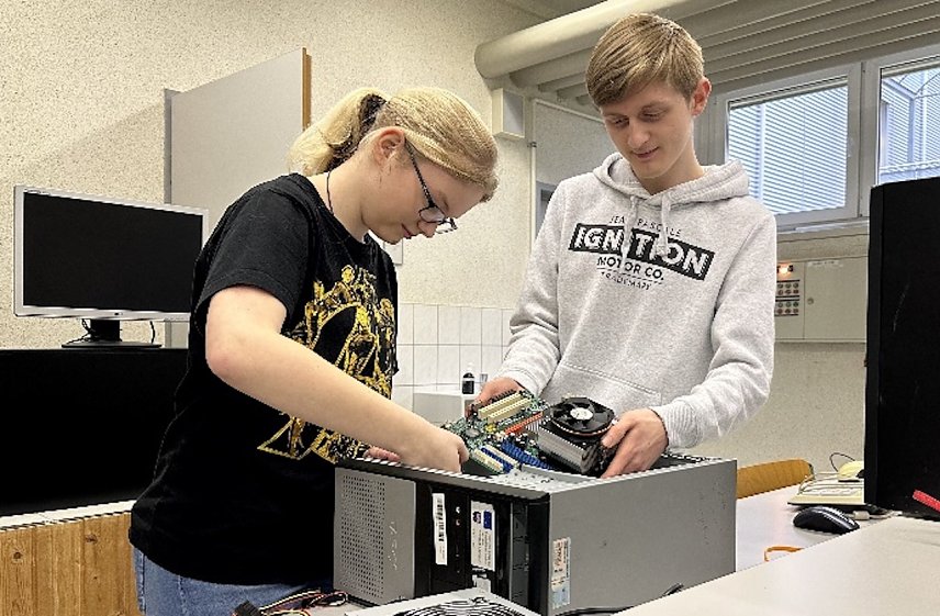 Bild: Carolina Krause und Justin Klos aus der Klasse BG 22 W/T im Fach  angewandte Technik