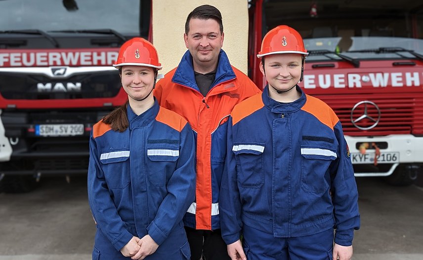 Bild: Jugendwart Thomas Bachmann (Mitte) arbeitet ehrenamtlich mit 34 Kindern und Jugendlichen bei der Jugendfeuerwehr in Berka, mit dabei: seine Kinder Janice (16 J.) und Julien (13 J.)     