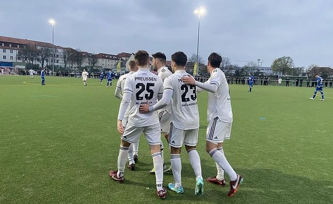 Bild: Preu&szlig;en-Spieler gratulieren Martin Fi&szlig;, der mit seinen Toren die Partie entschied
