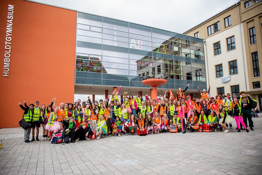Bild: Die 12. Klassen des Humboldt-Gymnasium feierten gestern ihren "Idiotentag"