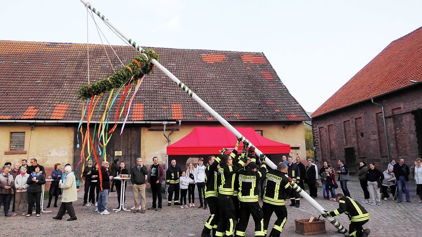 Bild: Maibaumsetzen 