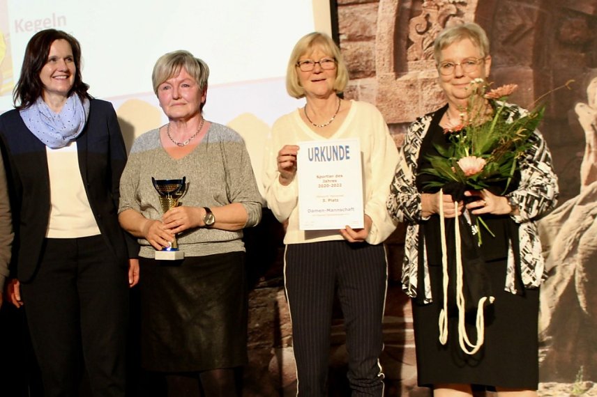 Bild: v.l. Landr&auml;tin Antje-Hochwind-Schneider &uuml;bergab den Preis an die "Kegeldamen"; Platz 3: Damen vom SV Gl&uuml;ckauf Sondershausen erhielten f&uuml;r ihre Leistungen im Kegeln einen Mannschaftspreis