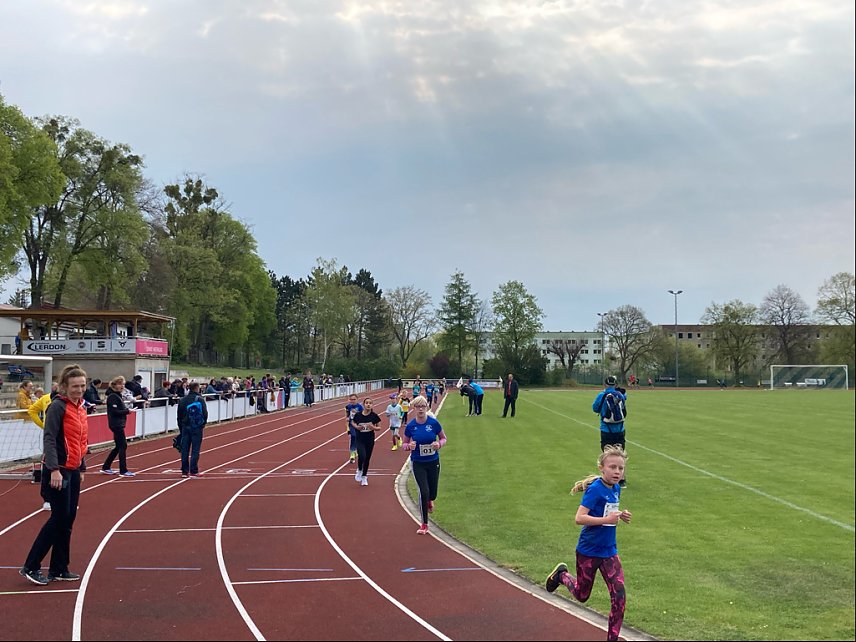 Bild:  Lena Helmboldt (vorn) und Lara Liese von der Kindergruppe des Kyffh&auml;user Berglaufvereins beim Stundenlauf 2022.