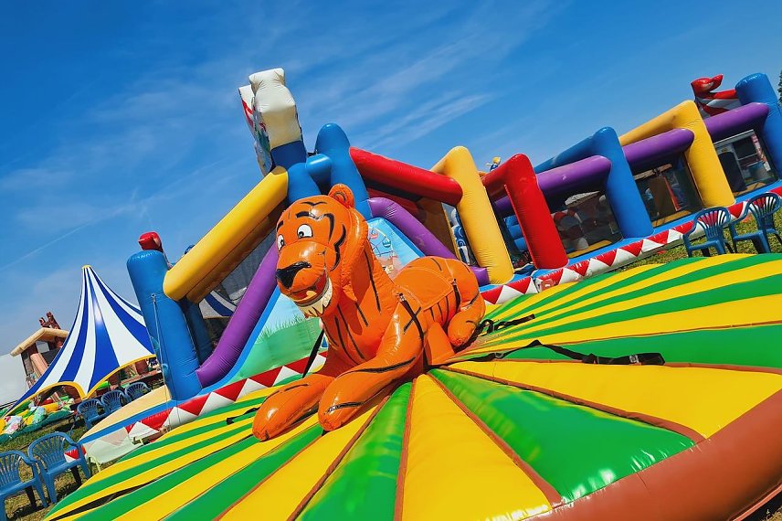 Bild: Auch die Tiger-H&uuml;pfburg wird in M&uuml;hlhausen zu bespringen sein