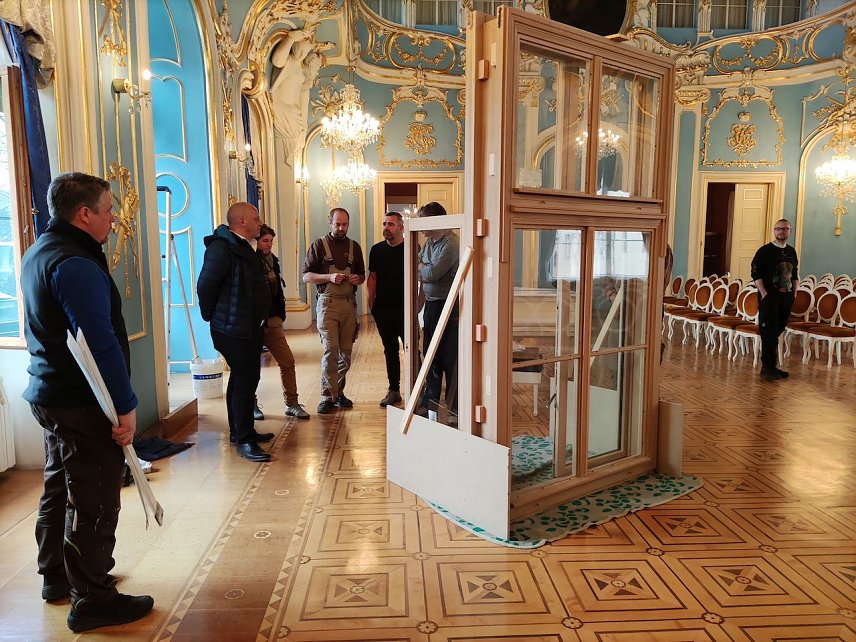 Bild: Das Projektteam ber&auml;t im Blauen Saal von Schloss Sondershausen &uuml;ber  das Musterfenster f&uuml;r die Fenstersanierung