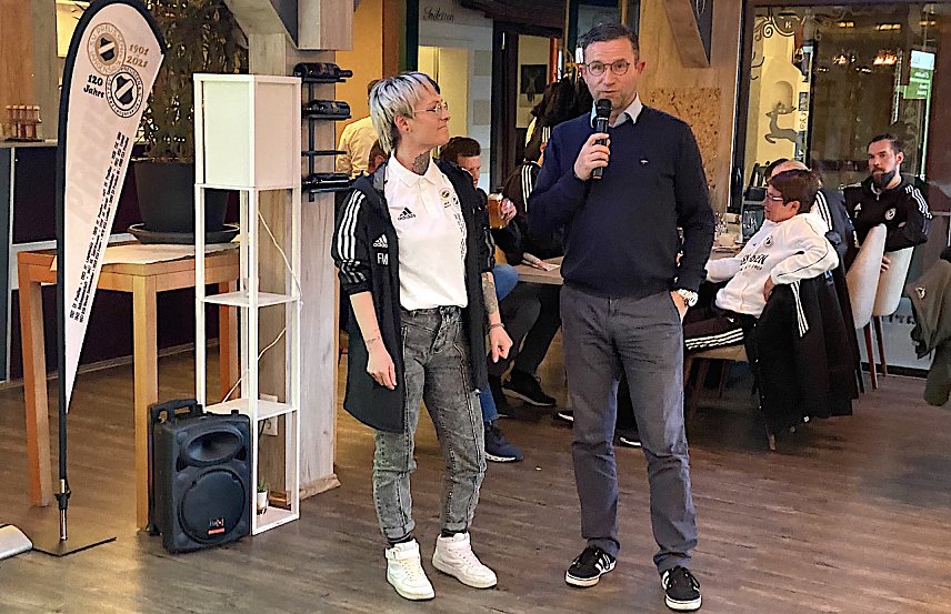 Bild: Franziska M&ouml;ller, Dompteurin von 27 (!) G-Junioren bei den Preu&szlig;en, berichtet Pr&auml;sident Benno Harbauer &uuml;ber ihre Arbeit mit den Kleinsten im Verein 