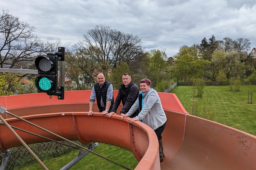 Bild: Bildunterschrift: B&uuml;rgermeister Steffen Grimm (links), Elektroinstallateur Heiner Chinow (Mitt) und Bergbadchefin Mandy G&ouml;ssel (rechts) pr&uuml;ften die neue Ampel f&uuml;r die Rutsche auf Funktionstauglichkeit