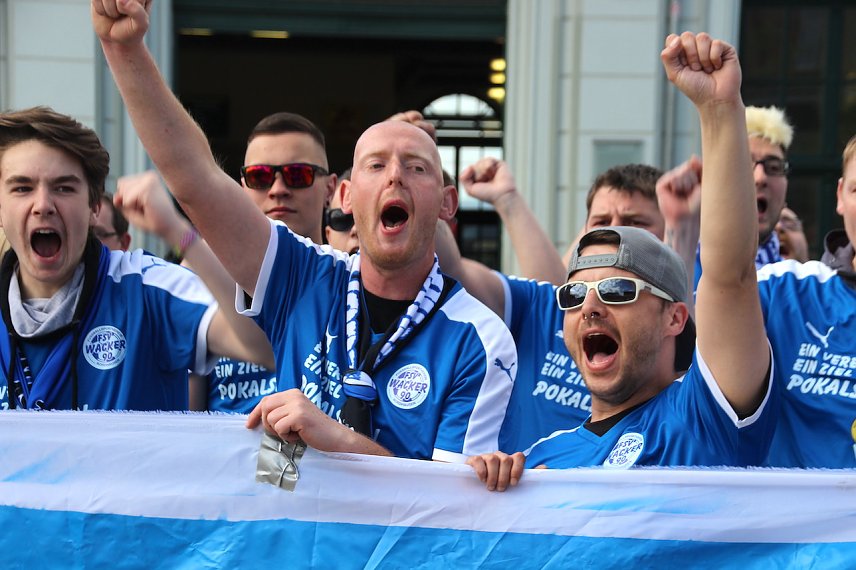 Bild: Wacker-Fans freuen sich &uuml;ber die Verlegung des Pokalendspiels