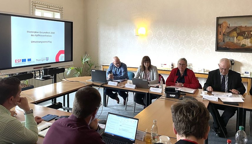 Bild: Lenkungsgruppe zum Thema Masterplan Gesundheit 2030 im Konferenzsaal des Sondersh&auml;user Landratsamtes