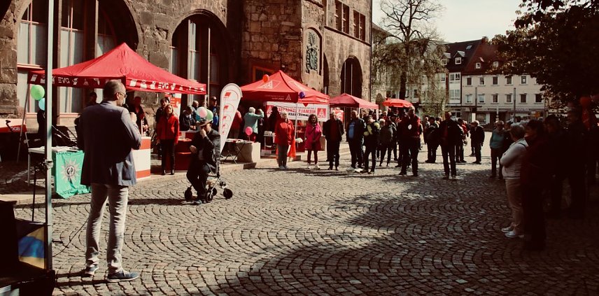 Bild: Mai-Kundgebung auf dem Nordh&auml;user Rathausplatz