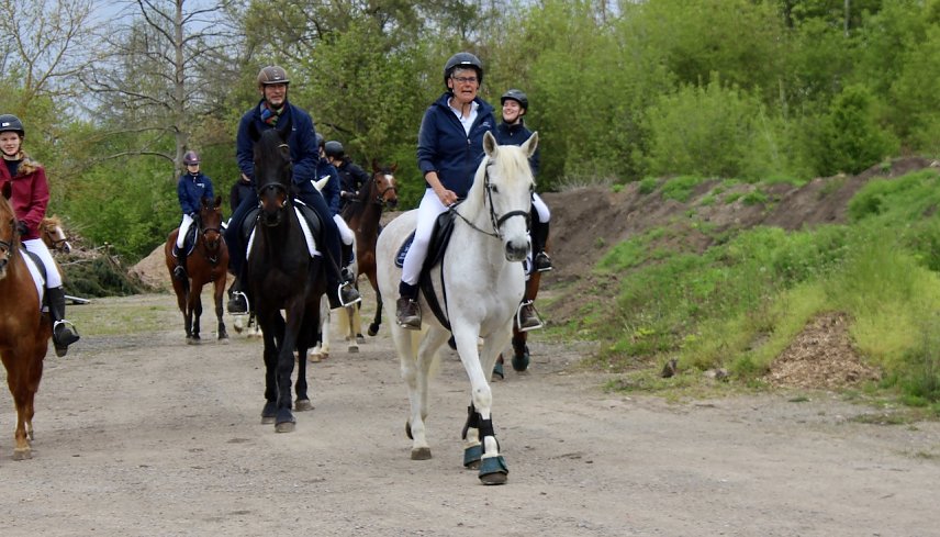 Bild: Start zum 20. Novalisritt auf den Spuren von Novalis. Angeleitet von Frau Dr. Hagen vom Gest&uuml;t in Niederb&ouml;sa