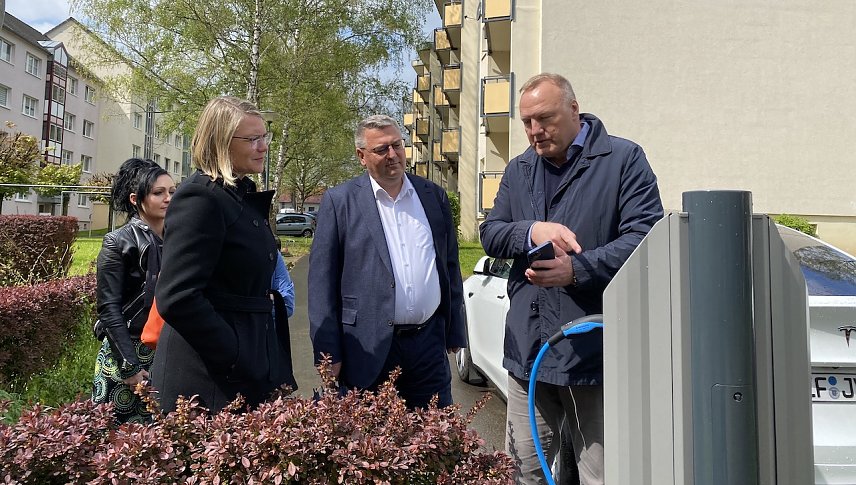 Bild: Thorsten Jahn (r.) erl&auml;utert die neuen Ladestationen in der B&ouml;hmenstra&szlig;e