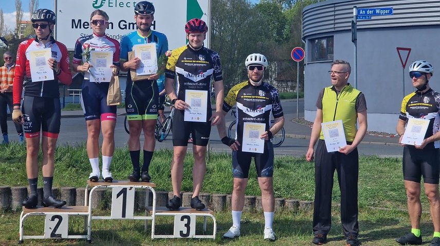 Bild: Stolze Gewinnerinnen und Gewinner des Kurt-Lindner Rennens in Sondershausen