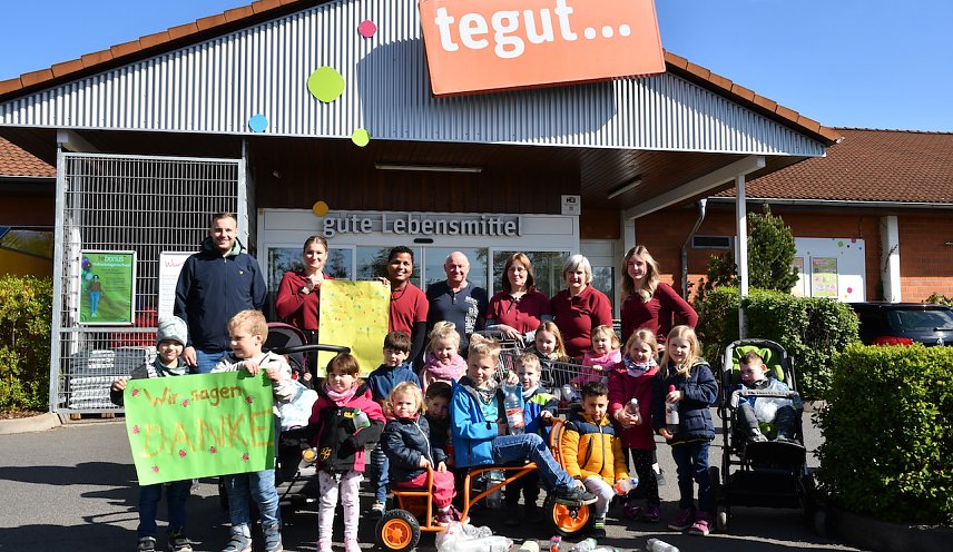 Bild: Tegut-Kunden spendeten Flaschenpfand f&uuml;r Kindergarten