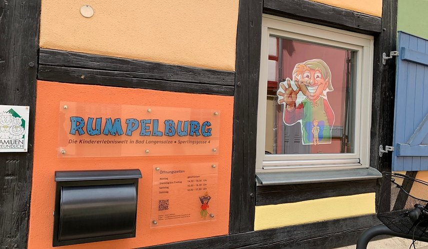 Bild: Am Fenster begr&uuml;&szlig;t Puck, der Rosentroll, die Besucher