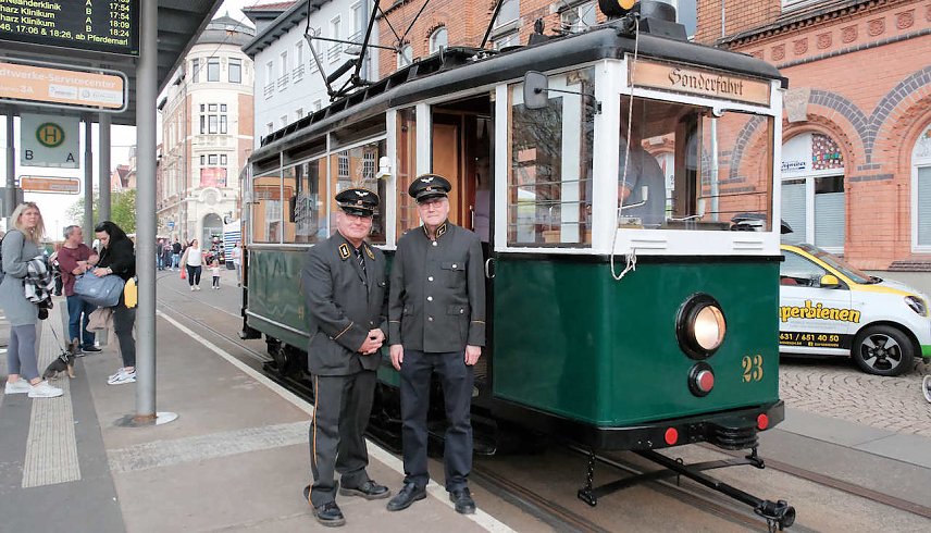 Bild: Bahnhofsfest mit echten Eisenbahnern. Hier vor der Traditionsstra&szlig;enbahn