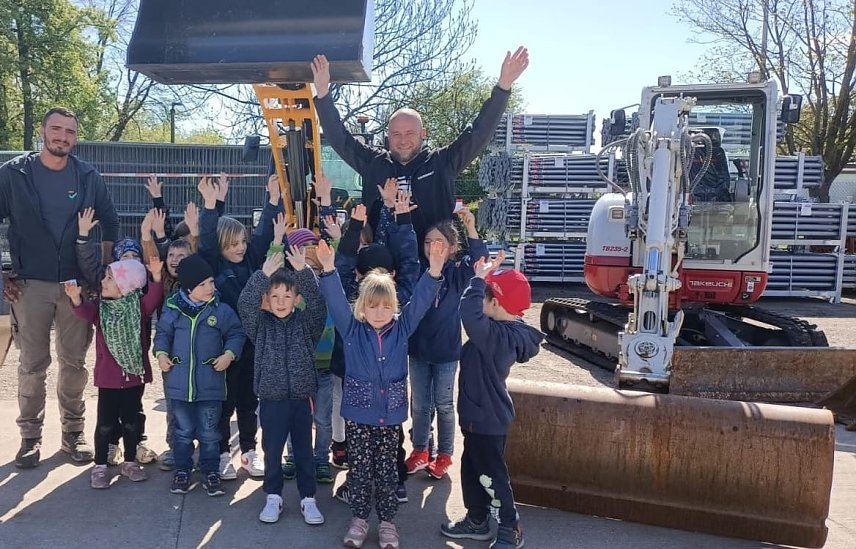 Bild: Kinder besuchten die gro&szlig;en Bagger