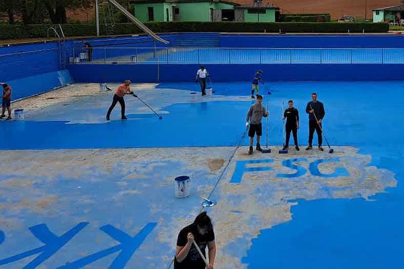 Bild: Arbeitseinsatz beim Sponsor: Salzas Jugendkicker im Freibad