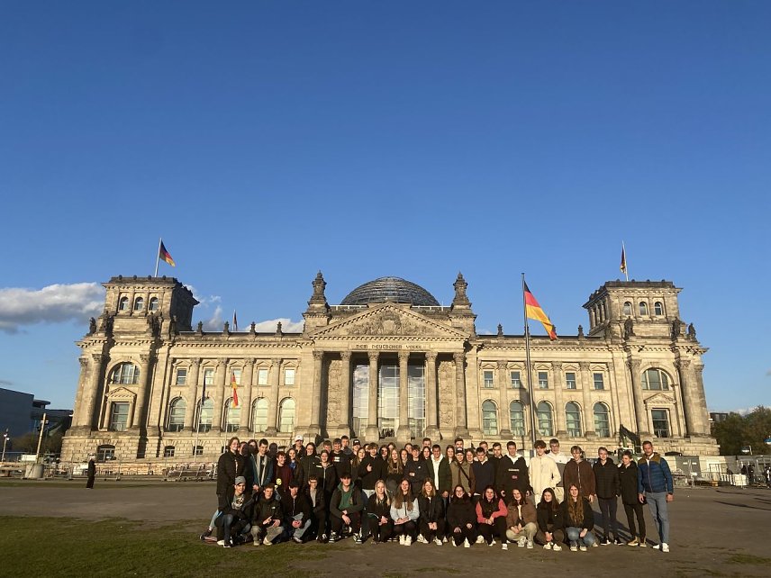 Bild: Sch&uuml;ler der Klasse 9 vor dem Bundestag 