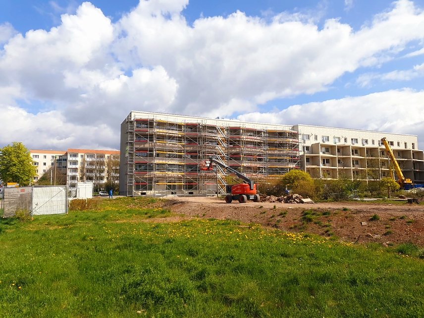 Bild: An dem Wohnblock in der Dr.-Robert-Koch-Stra&szlig;e im Ossietzky-Quartier werden aktuell die Balkone angebaut