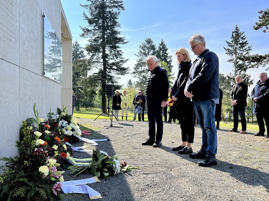 Bild: Gedenken auf dem Ehrenfriedhof