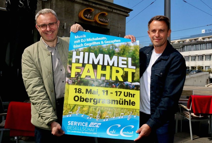 Bild: Gunnar Reuter von der Service-Gesellschaft und Alf Grabinsky pr&auml;sentieren das Himmelfahrts-Plakat