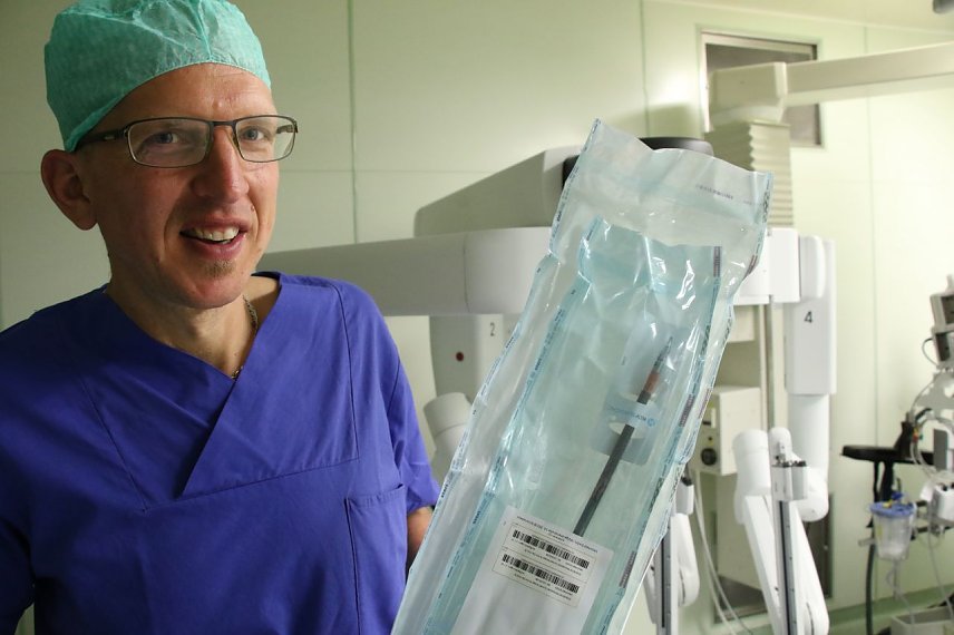 Bild: Dr. Torben Glatz pr&auml;sentiert das modulare Instrumentarium des Roboter-Assistenten, das nat&uuml;rlich steril verpackt sein muss