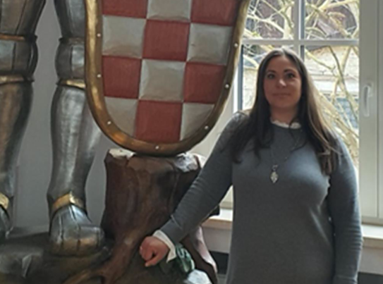Bild: Franziska He&szlig;ler vor dem Bleicher&ouml;der Schneckenhengst im Kulturhaus Bleicherode