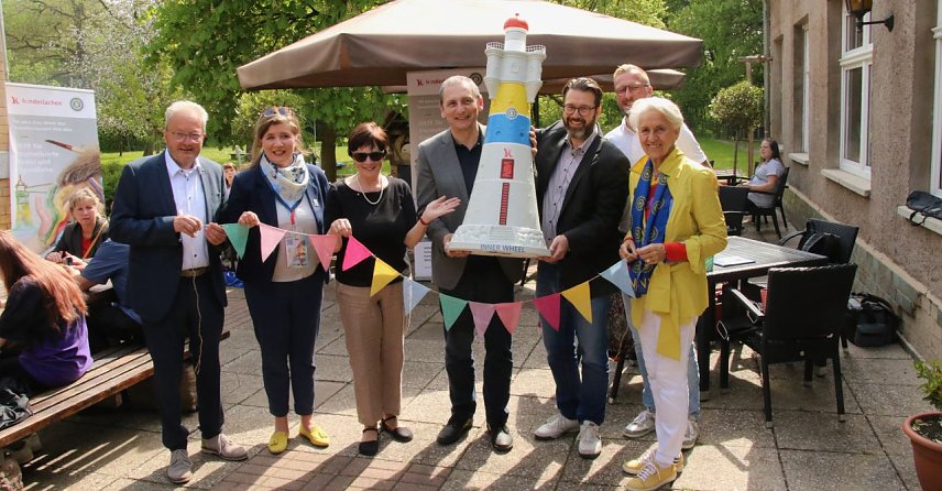 Bild: Gro&szlig;spende f&uuml;r die "Frohe Zukunft" - der Club "Inner Wheel" und der Verein Kinderlachen wollen dem Kinder- und Jugendheim einen Wunsch erf&uuml;llen