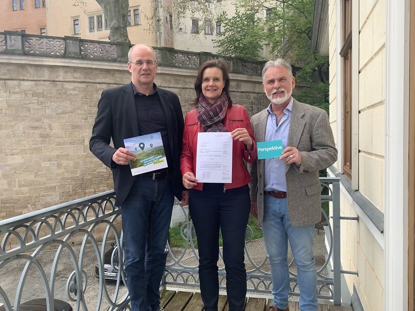 Bild: Landrat Jendricke (LK Nordhausen), Landr&auml;tin Hochwind-Schneider (Kyffh&auml;userkreis) und Landrat Zanker (Unstrut-Hainich-Kreis) mit dem aktuellen F&ouml;rderbescheid 
