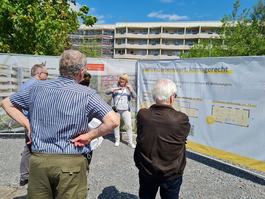 Bild: SWG-Gesch&auml;ftsf&uuml;hrerin Inge Klaan erl&auml;uterte interessierten Teilnehmern des Baustellengespr&auml;chs das Wohnprojekt Ossietzky-Hof