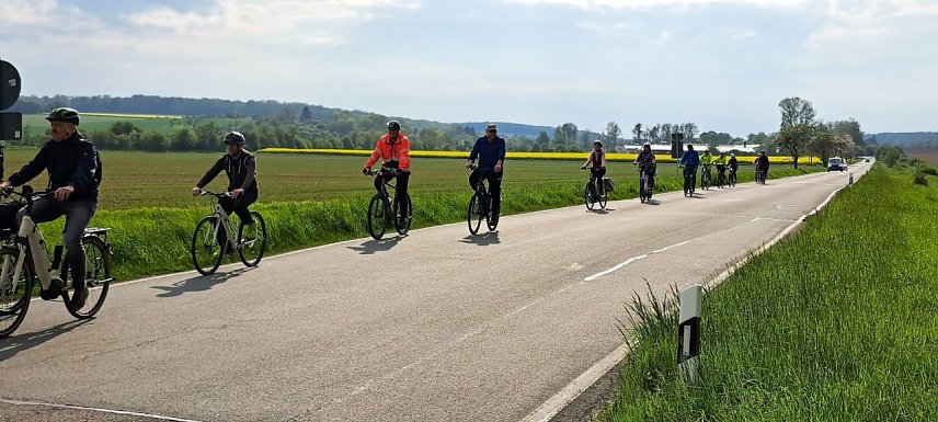 Bild: Vertreter des Landratsamtes treffen sich mit B&uuml;rgern aus Helbed&uuml;ndorf, Holzsu&szlig;ra und Ebeleben und Greu&szlig;en zur Rundfahrt