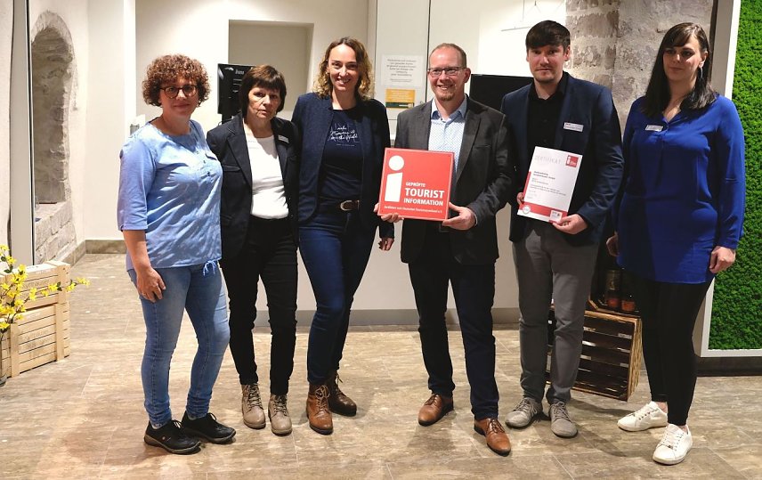 Bild: Marcus Strunck (3.v.re.), Gesch&auml;ftsf&uuml;hrer der Stadtmarketing Sondershausen und sein Team Ines Popp, Beate Zimmermann, Alexander Strien und Luise J&uuml;ttner. Christiane L&ouml;gering (3.v.li.) &uuml;berreichte die Qualit&auml;tsauszeichnung