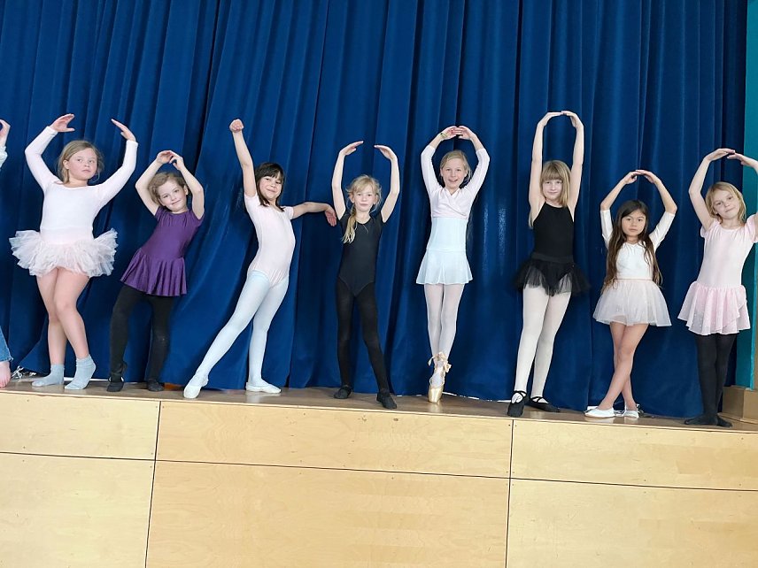 Bild:  Foto: Evangelische Grundschule Nordhausen, Sch&uuml;lerinnen der Klassen 1,2 und 3 beim Ballettunterricht in der Turnhalle 