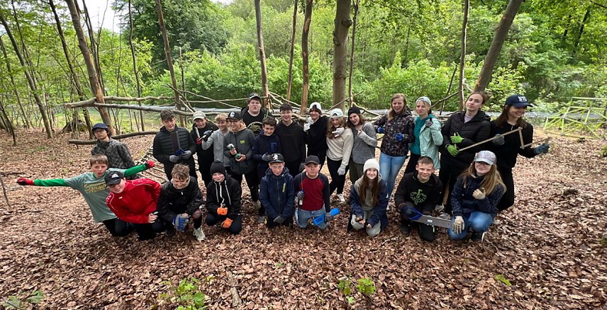 Bild: Sch&uuml;lerinnen und Sch&uuml;ler der Franzbergschule nach ihrem Arbeitseinsatz im Affenwald Strau&szlig;berg