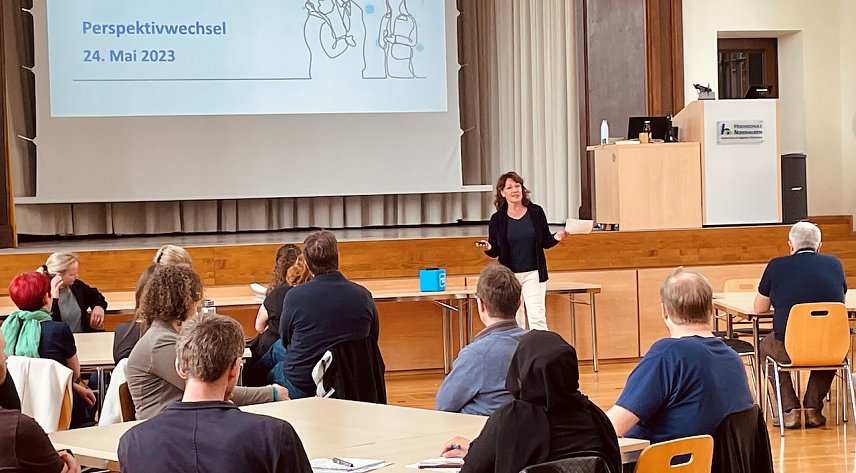 Bild: Die Vizepr&auml;sidentin f&uuml;r Studium und Lehre, Prof. Dr. Cordula Borbe, er&ouml;ffnet den ersten Tag der Lehre an der Hochschule Nordhausen