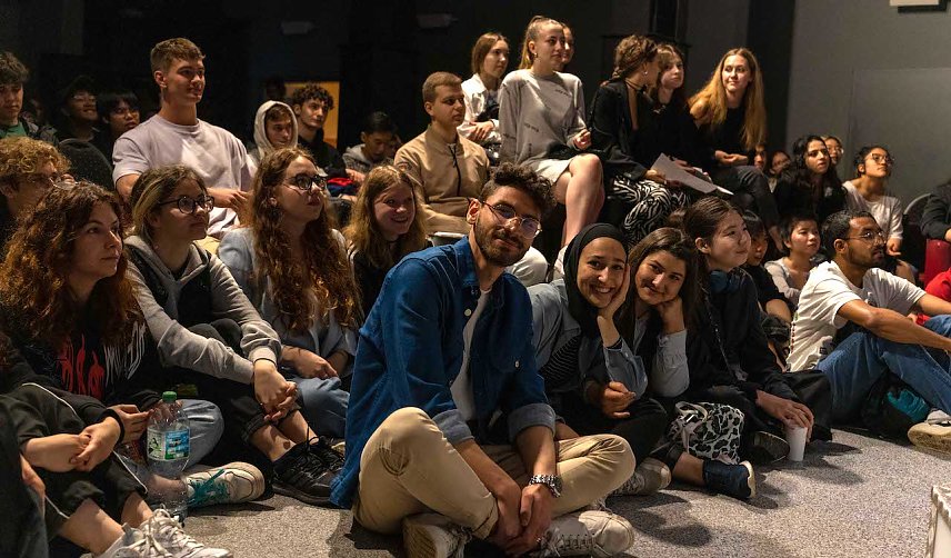 Bild: Erwartungsvoll Stimmung im Jugendclubhaus