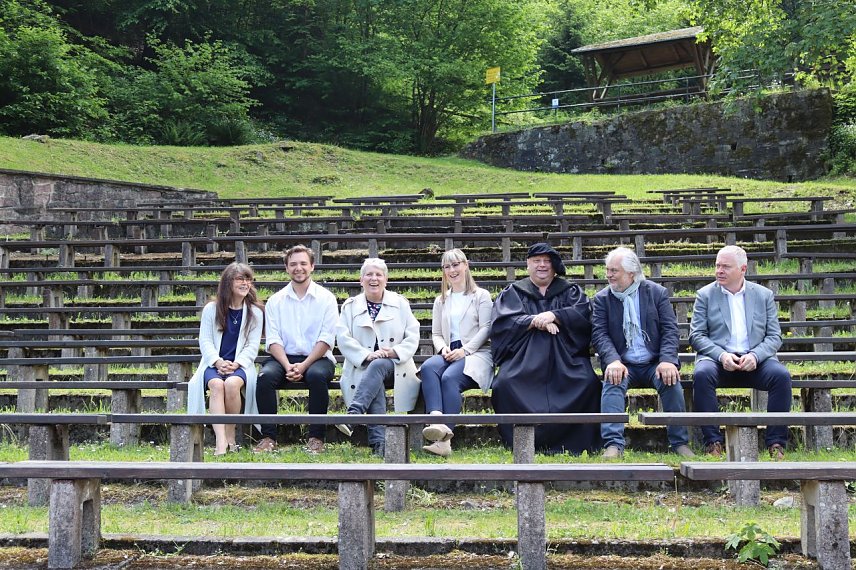 Bild: Heute haben sich B&uuml;rgermeister Peter Kohl, Mario und Christiane Jantosch vom AndersWeltTheater, Claudia Hacker Sachgebietsleiterin Tourismus Gemeinde S&uuml;dharz, Uwe Gajowski vom Landkreis Mansfeld-S&uuml;dharz und Claudia Illiger aus dem Projektb&uuml;ro Bauernkriegsgedenken an der Waldb&uuml;hne Stolberg zusammengefunden.