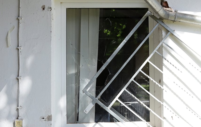 Bild: Besch&auml;digtes Fenster in der Gesch&auml;ftsstelle