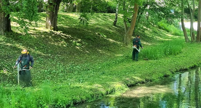 Bild: Letzte Vorbereitungen an der Rennstrecke: Das Salza-Ufer wird zur Trib&uuml;ne