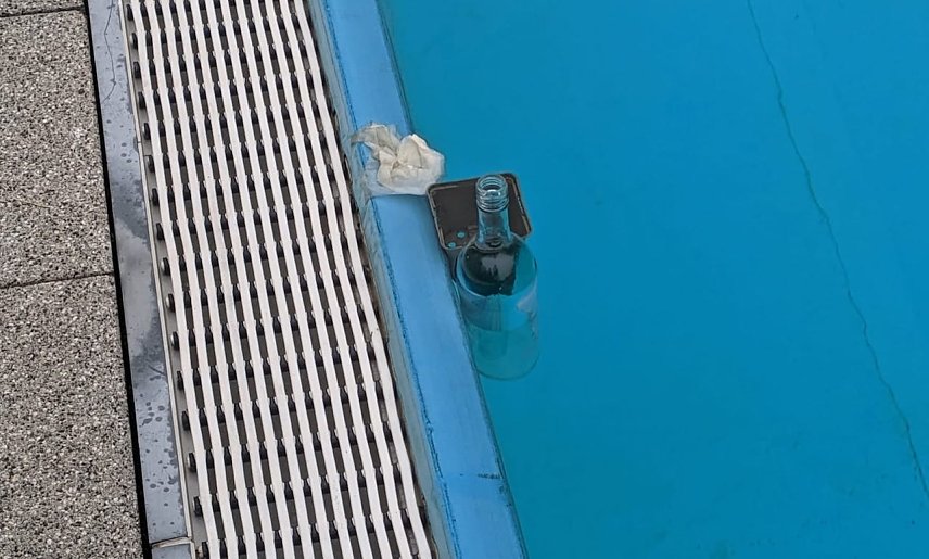 Bild: Immer wieder ist das Freibad Hundeshagen Ziel von Chaoten. Diesmal hinterlie&szlig;en sie gef&auml;hrliche Glasscherben im Schwimmbecken.